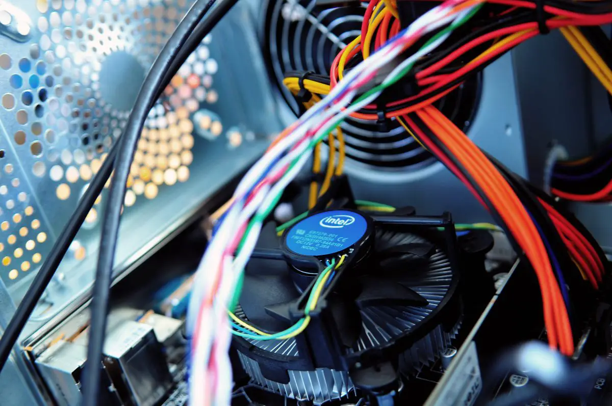 Picture oF Heat sink on Intel processor with wires